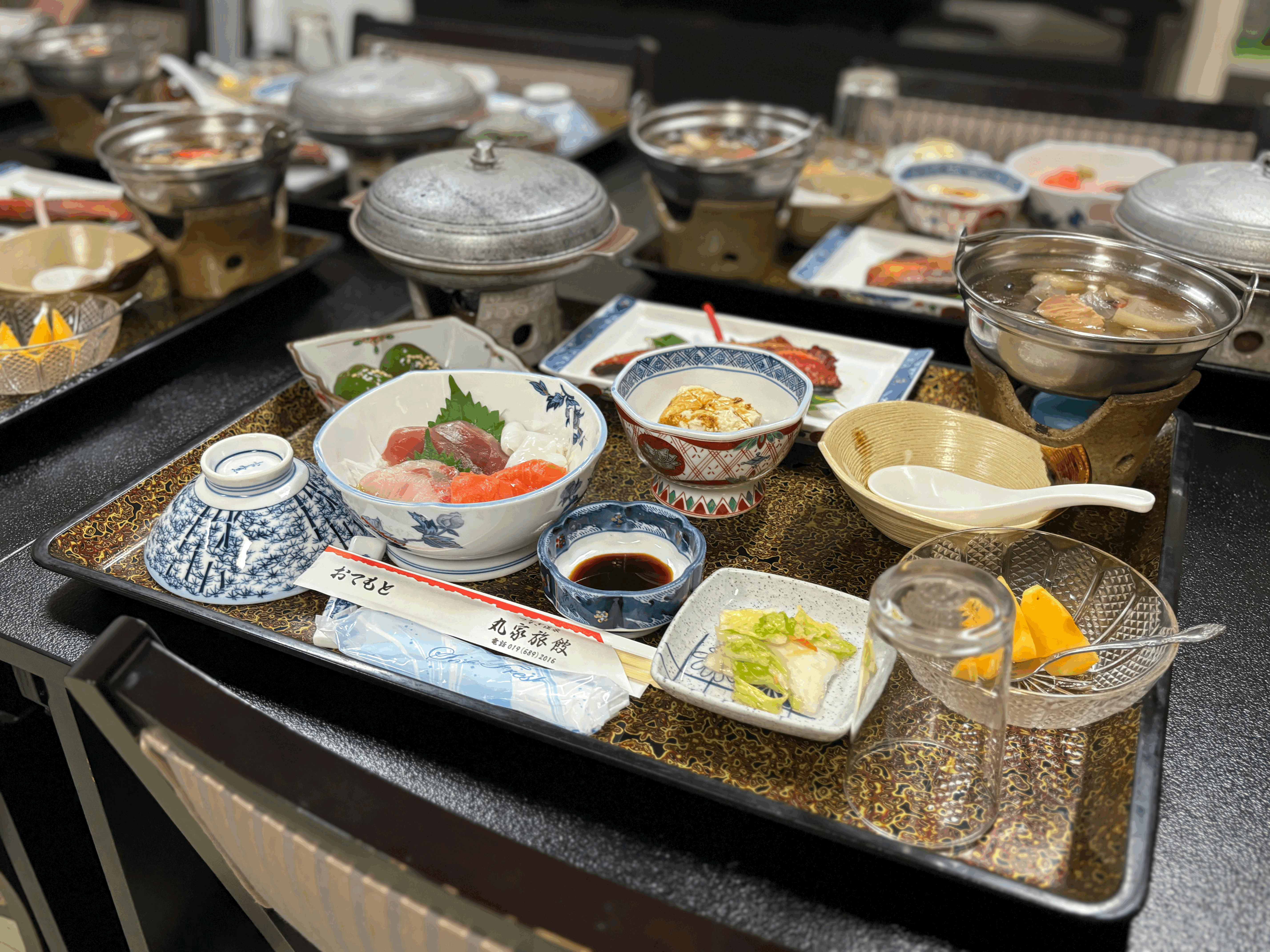 【バランスの取れた夕食膳】陶板料理、鍋、お料理の内容はその時々で変わります。