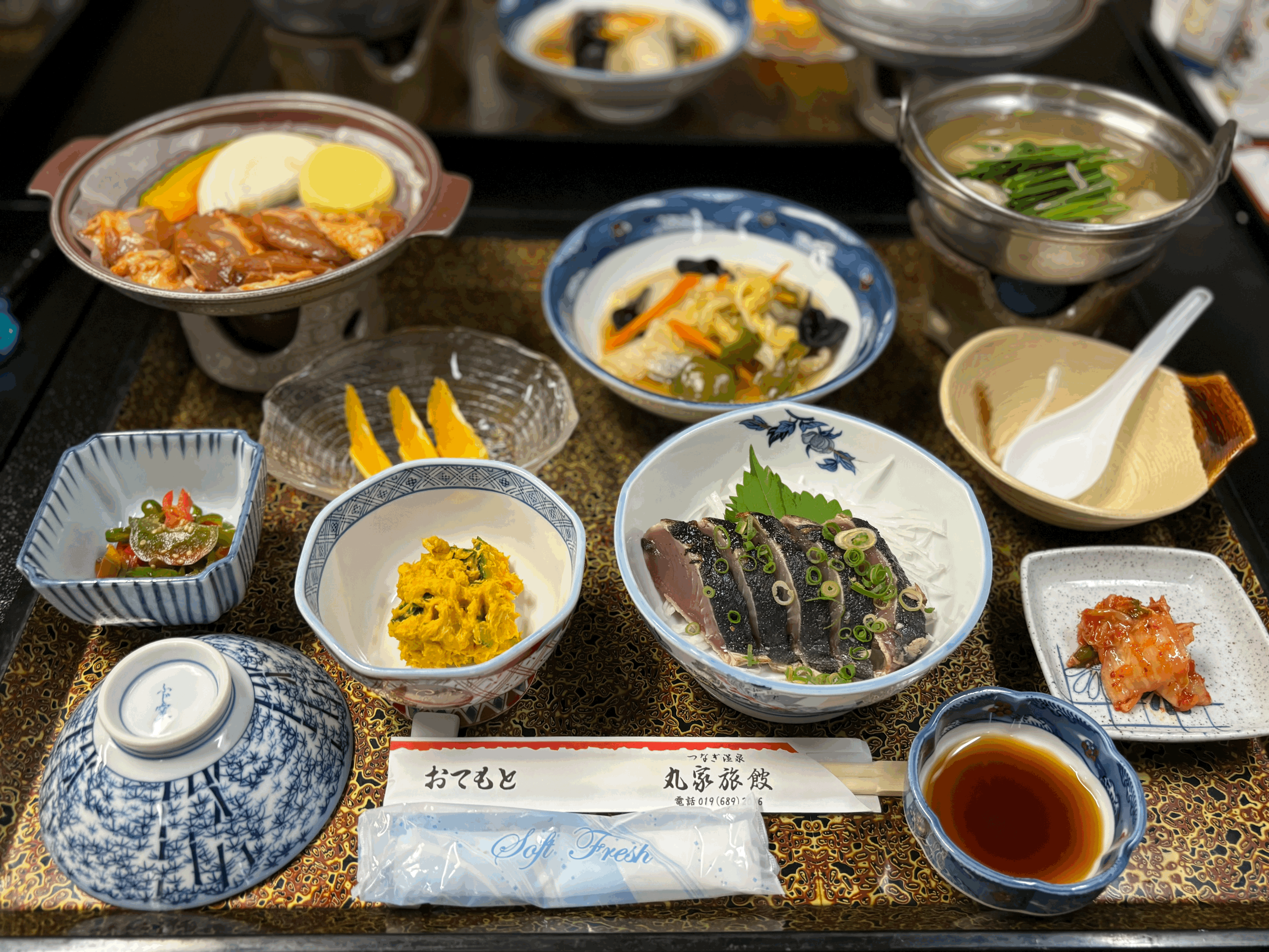 【バランスの取れた夕食膳】陶板料理、鍋、お料理の内容はその時々で変わります。
