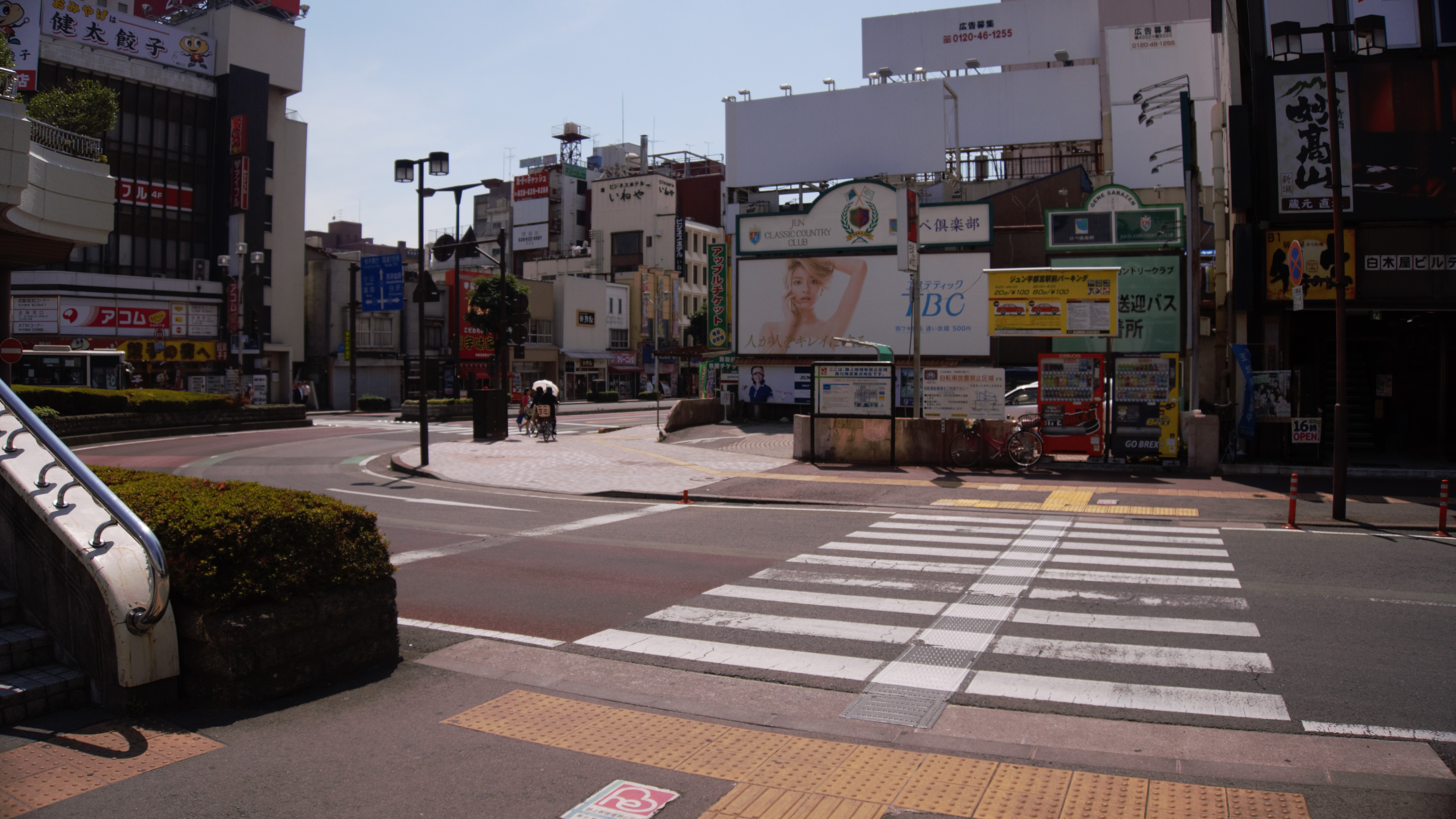 ⑤階段を降り、横断歩道を渡り左へ進みます。