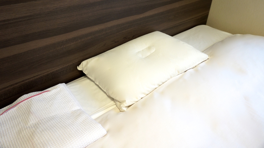 【パイプ枕】パイプ状の中材と中綿を使った枕です。通気性も抜群。後頭部を優しく包み込みます。