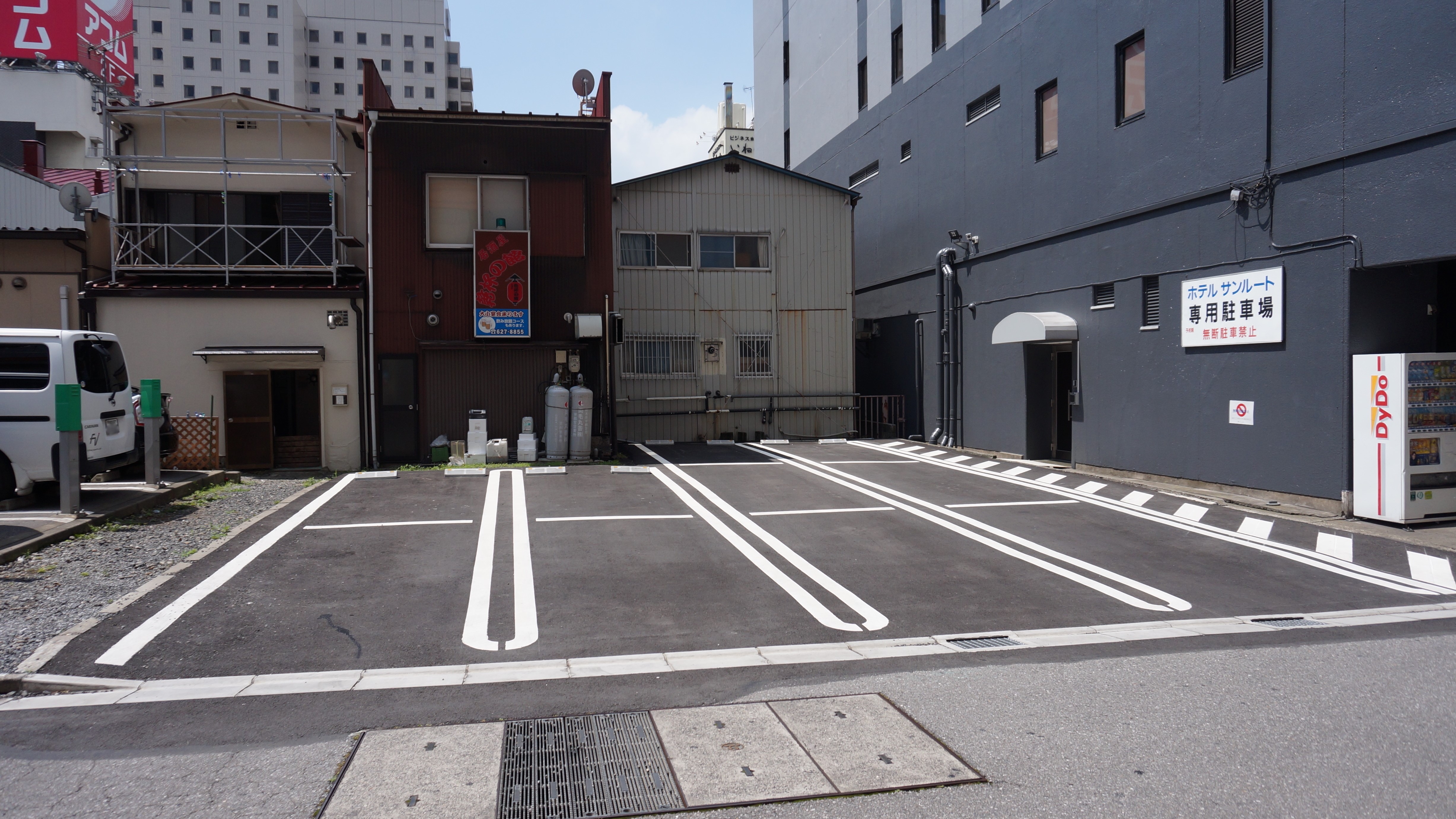 ⑥ホテル駐車場でございます。お停めいただきましたらお車の鍵をフロントまで預けてください。