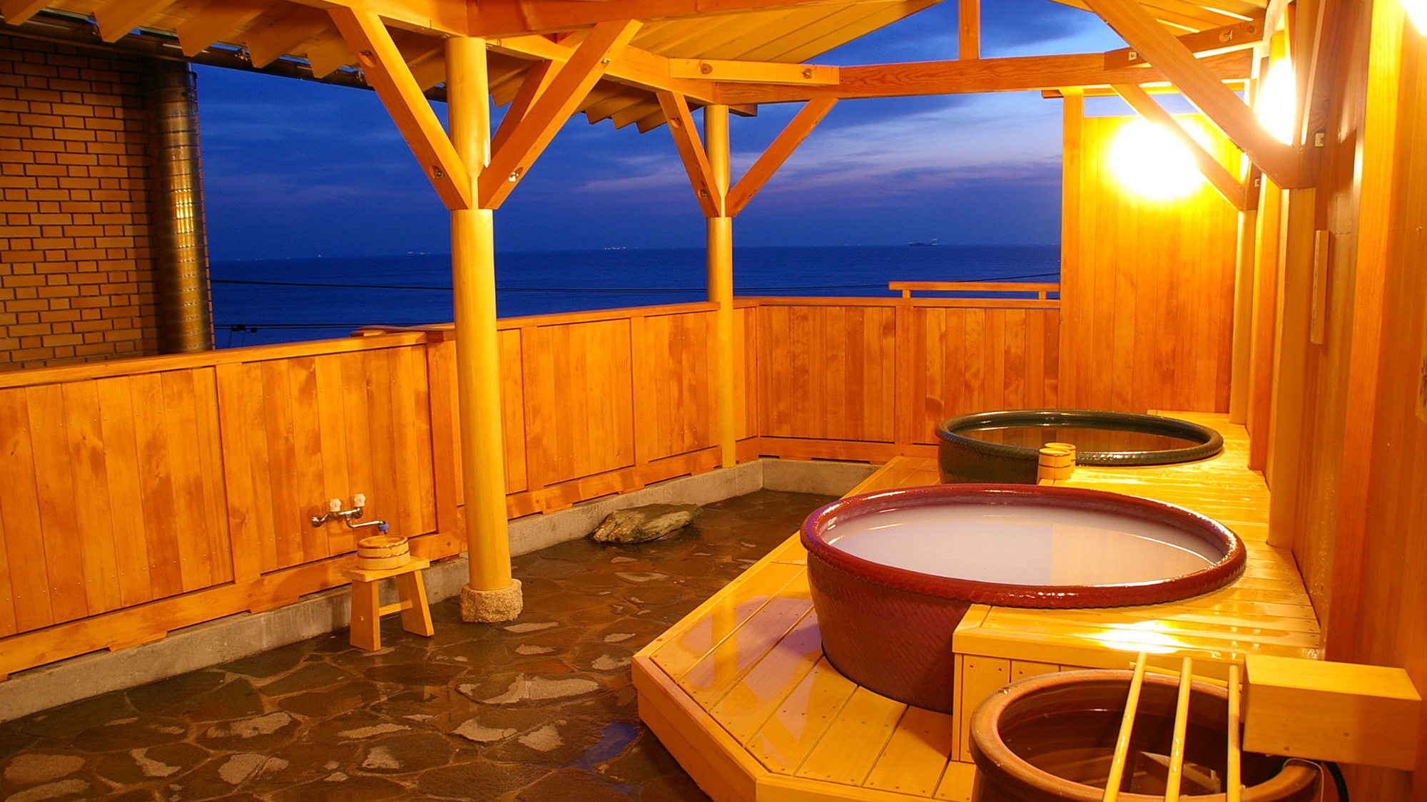 *露天風呂/伊勢湾の内海海岸を一望。潮の香りがとても心地よく、癒しのひと時をお過ごしいただけます。