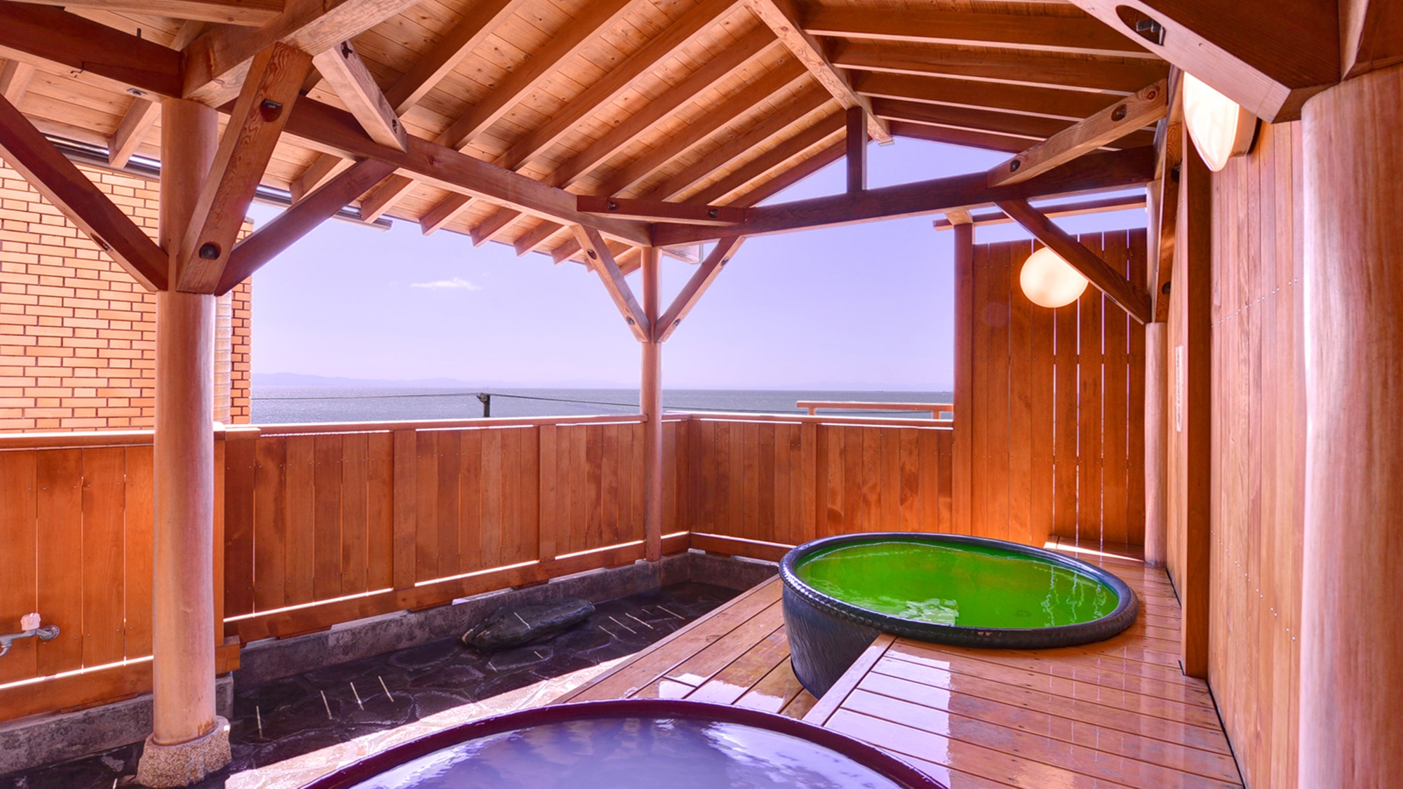 *露天風呂/伊勢湾の内海海岸を一望。潮の香りがとても心地よく、癒しのひと時をお過ごしいただけます。