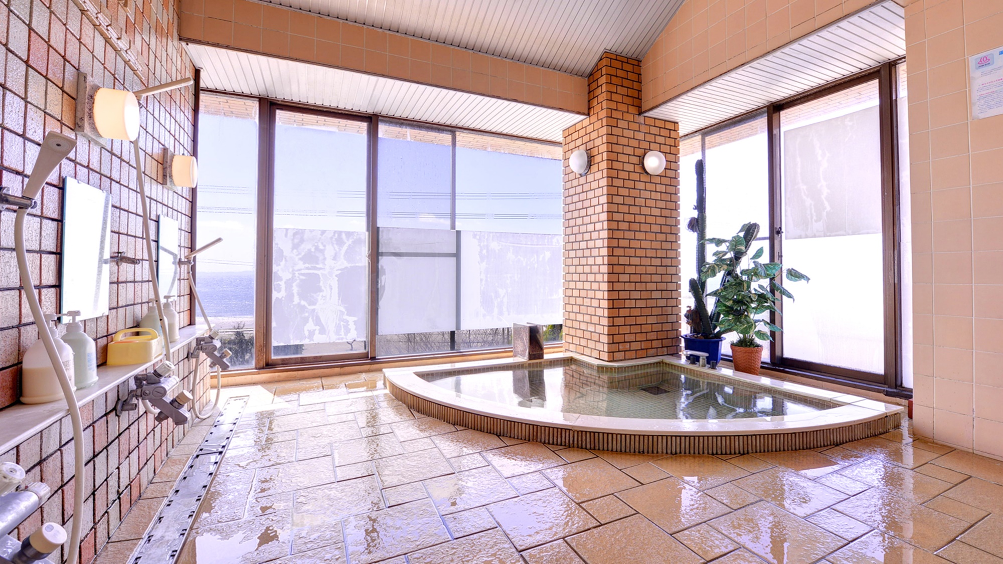 *大浴場/温泉ではございませんが足を伸ばしてゆったり疲れをいやしてくださいね。