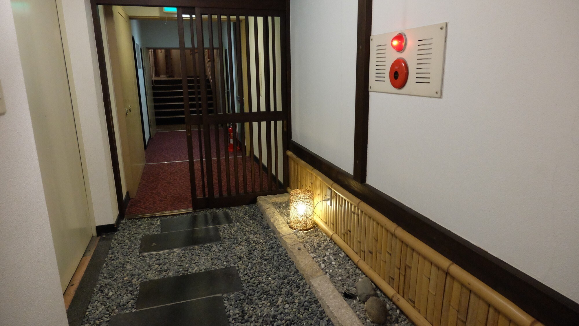 【廊下】落ち着いた雰囲気の館内