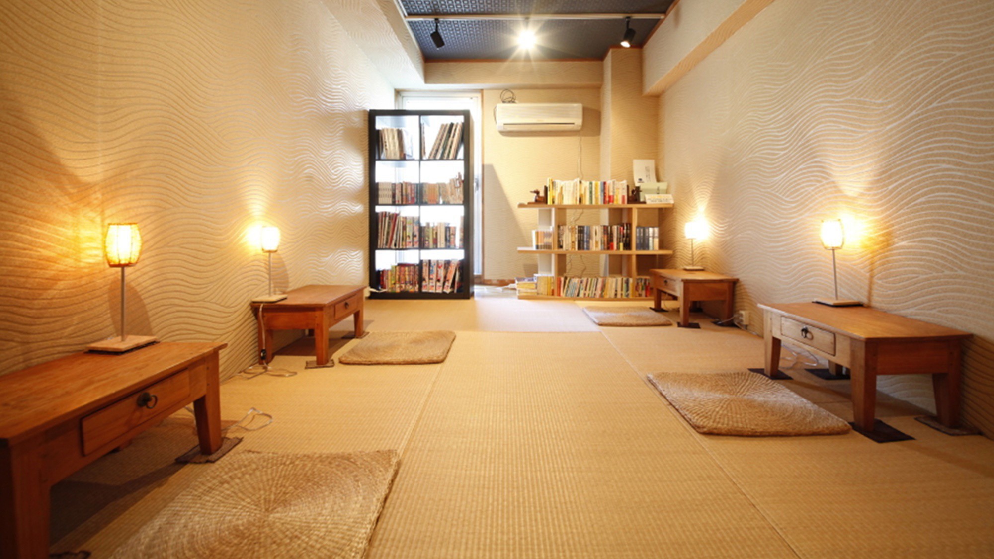 館内でゆっくり過ごせる書窓