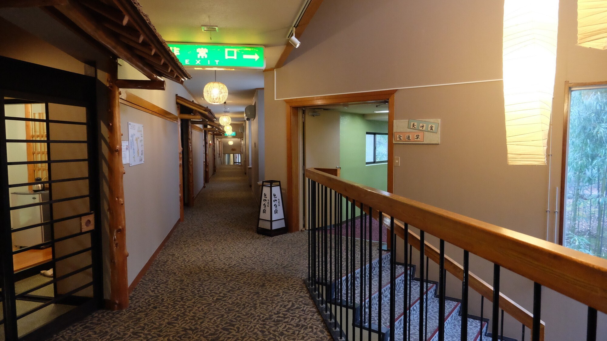 【廊下】落ち着いた雰囲気の館内