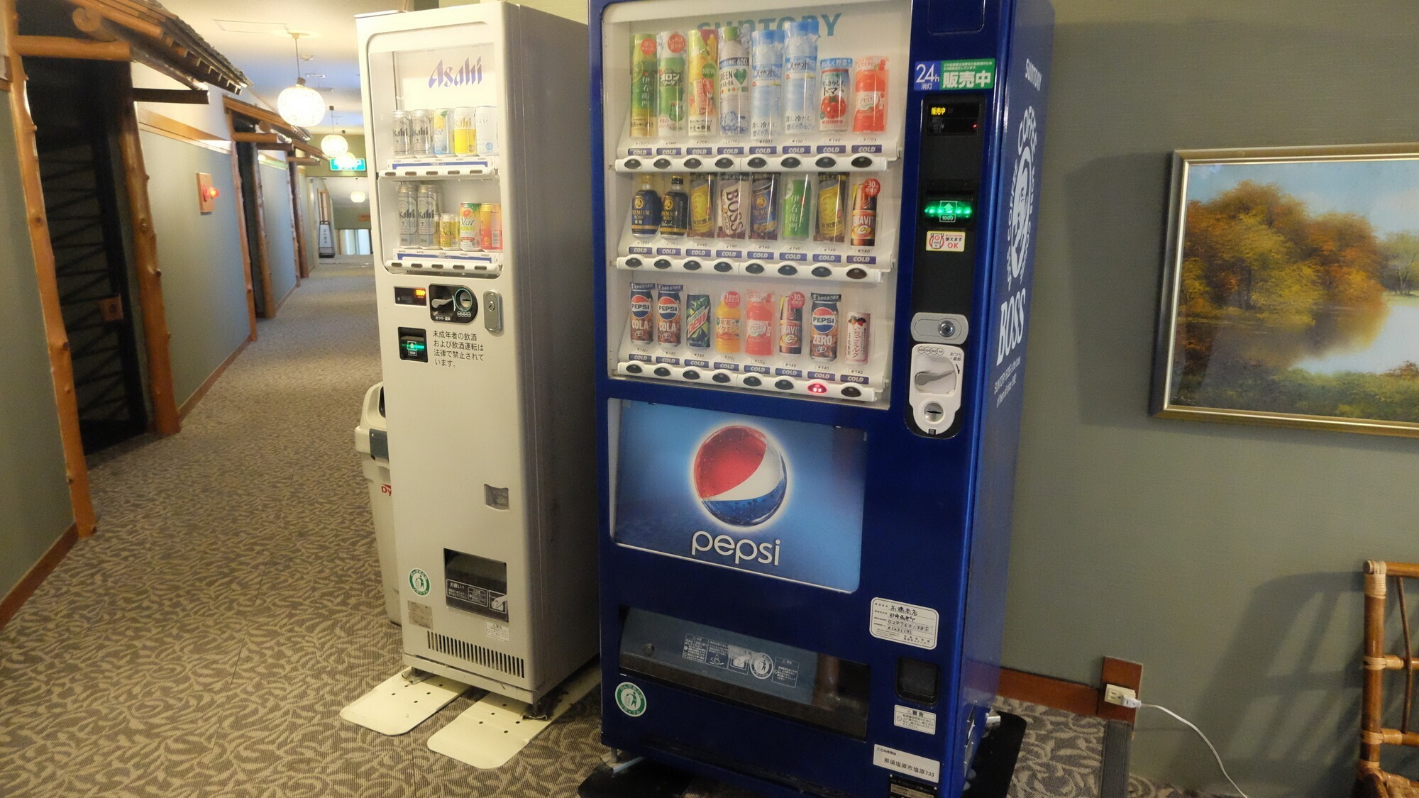 【廊下】自動販売機ご用意しております