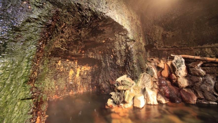 【洞窟風呂】泉質なめらかな洞窟風呂。