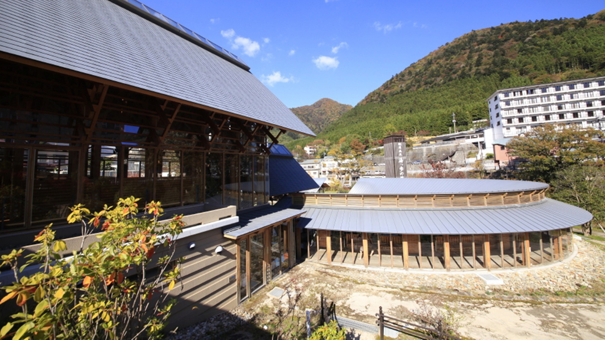 【塩原温泉湯っ歩の里】塩原の豊かな自然を眺めながらゆっくり足湯浴をお楽しみいただけます。