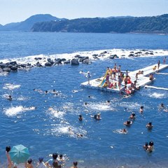 【7月中旬～8月中旬】石花海の目の前には海水浴場『ウキウキビーチ』