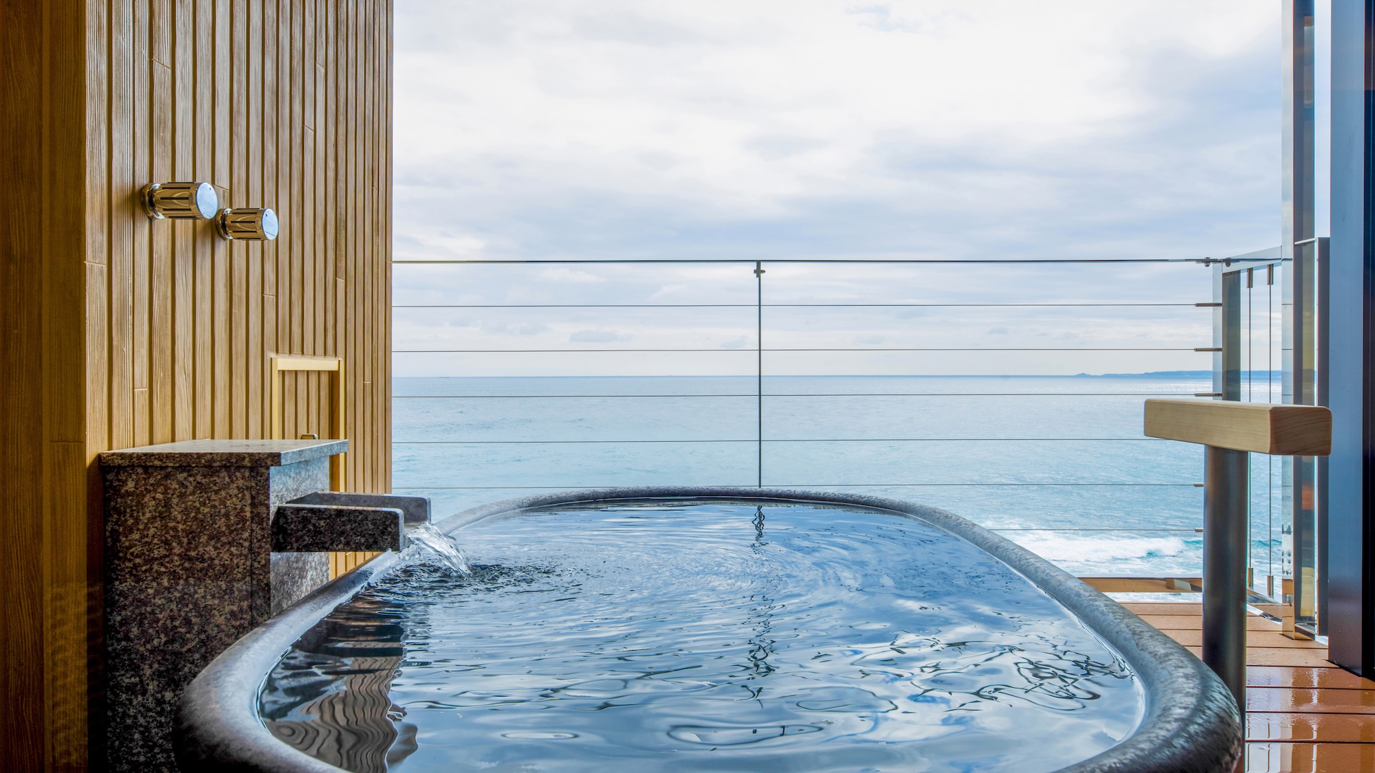【オーシャンビュー】露天風呂付きデラックスルームの露天風呂