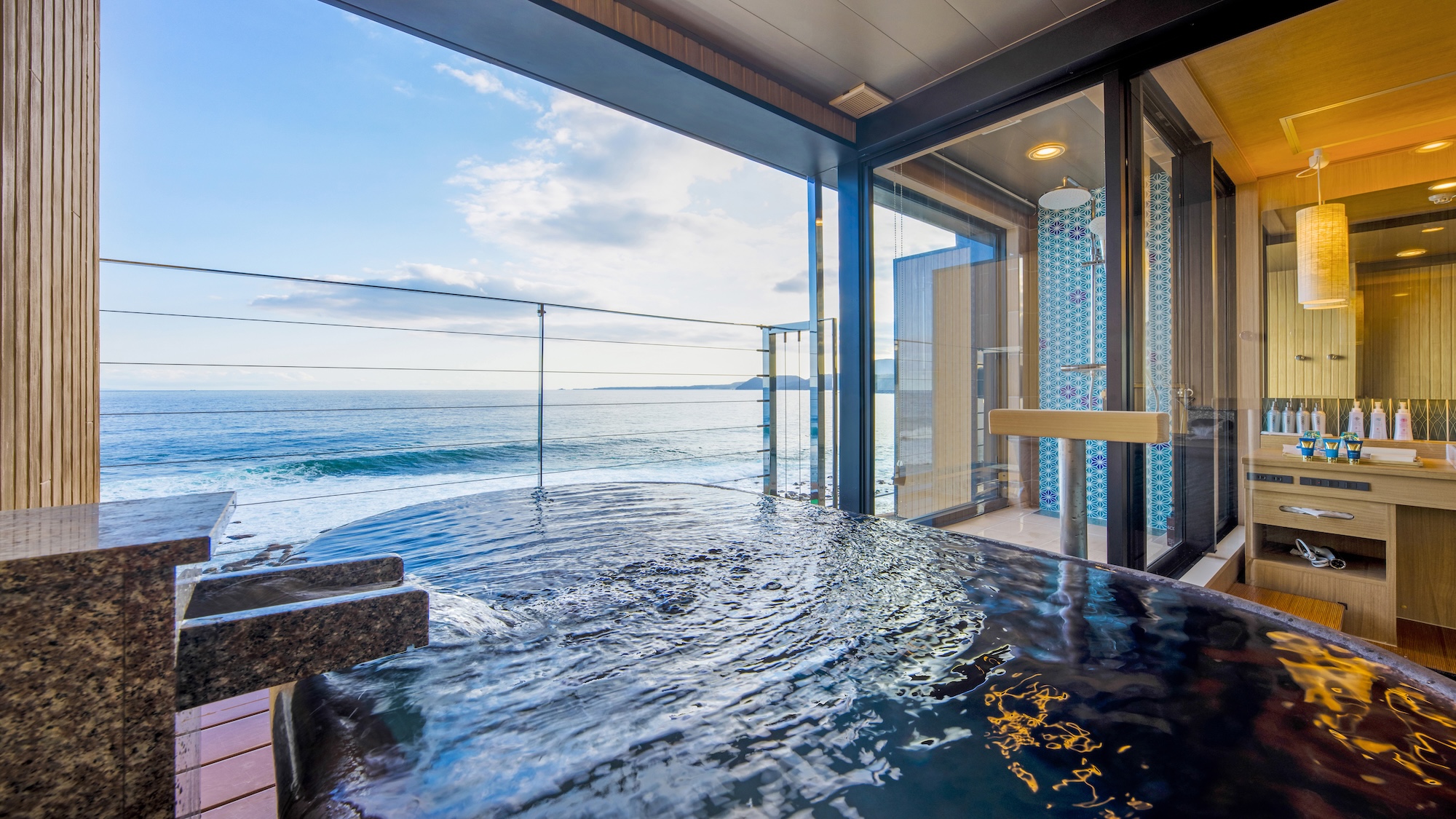 露天風呂付きデラックス、エグゼクティブルーム、スイートルームの露天風呂