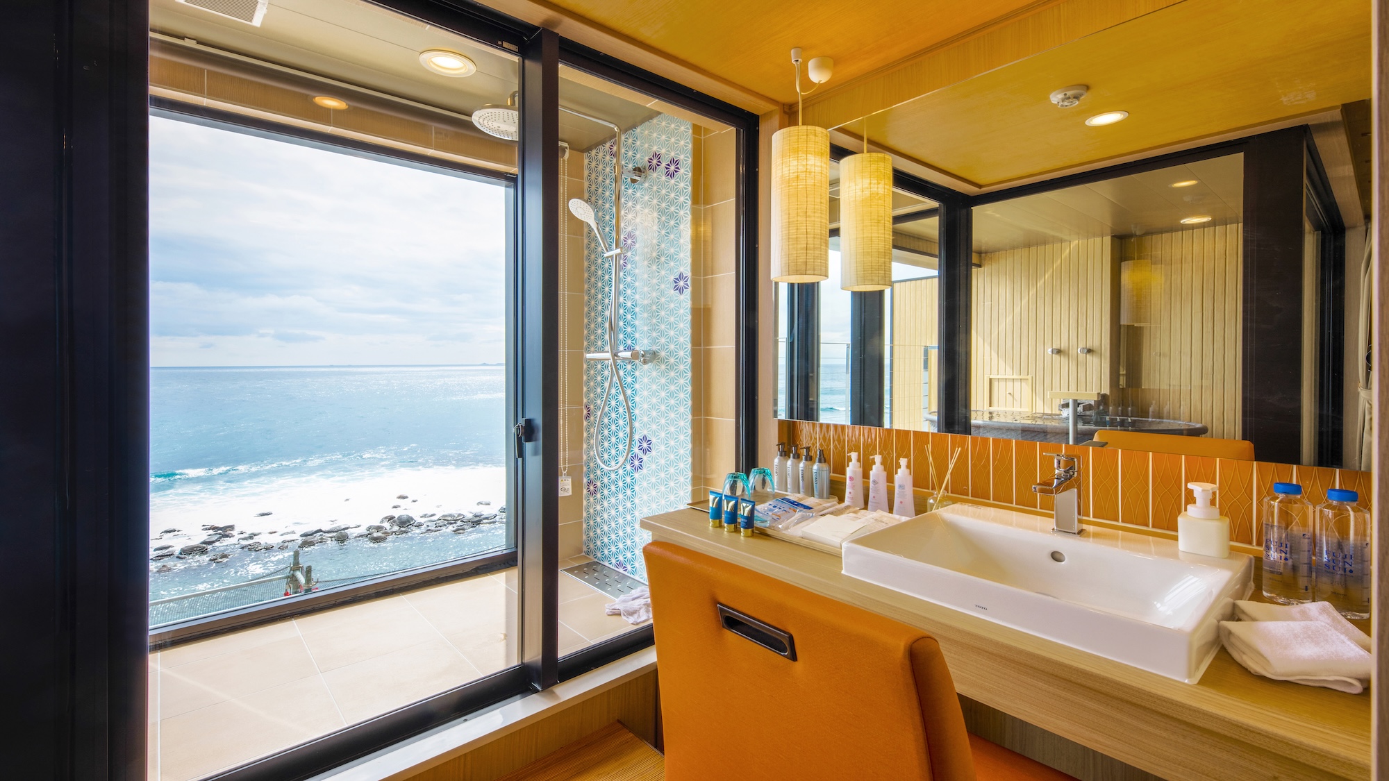 【オーシャンビュー】露天風呂付きデラックスルームのパウダールームとシャワールーム