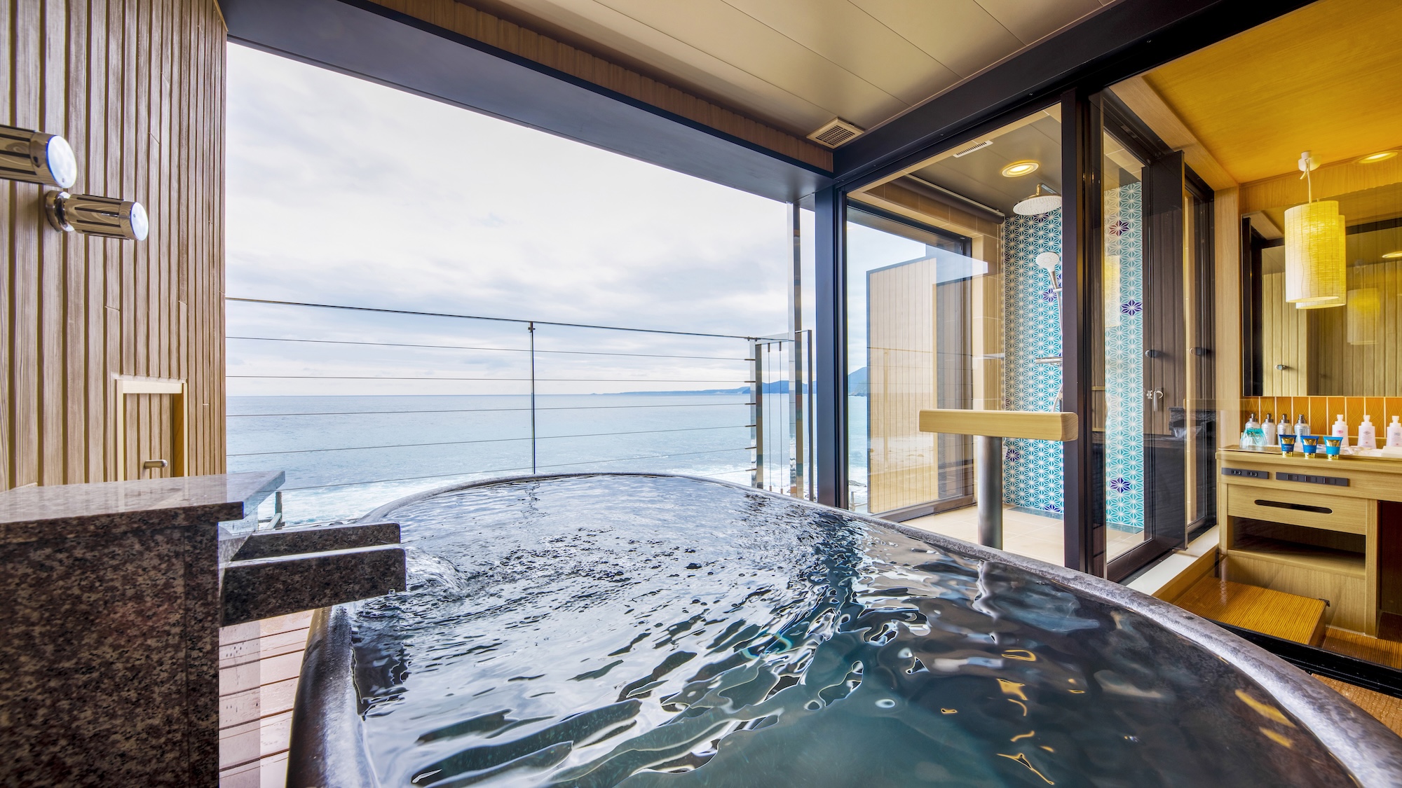 【オーシャンビュー】露天風呂付きデラックスルームの露天風呂