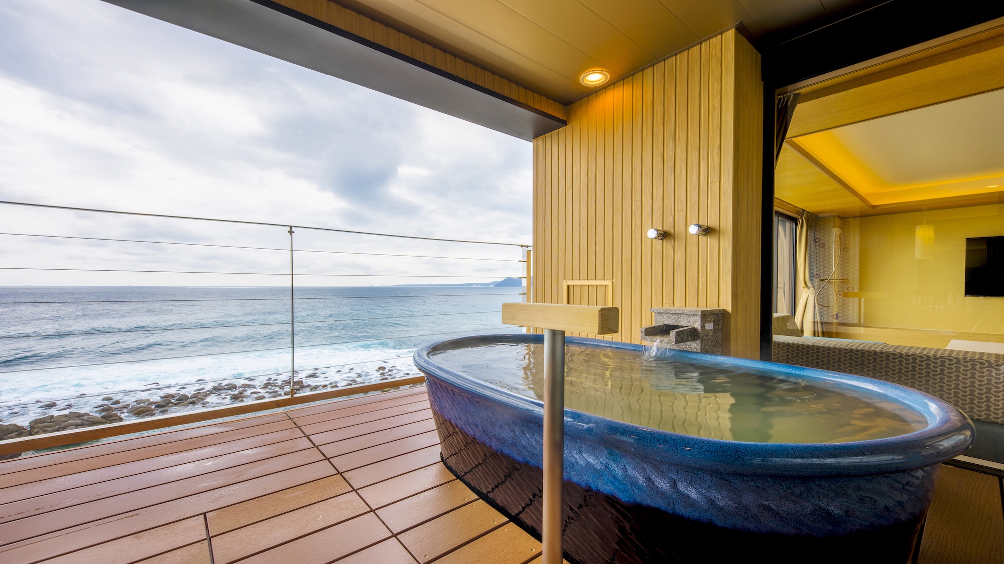 露天風呂付きスイートルームの露天風呂