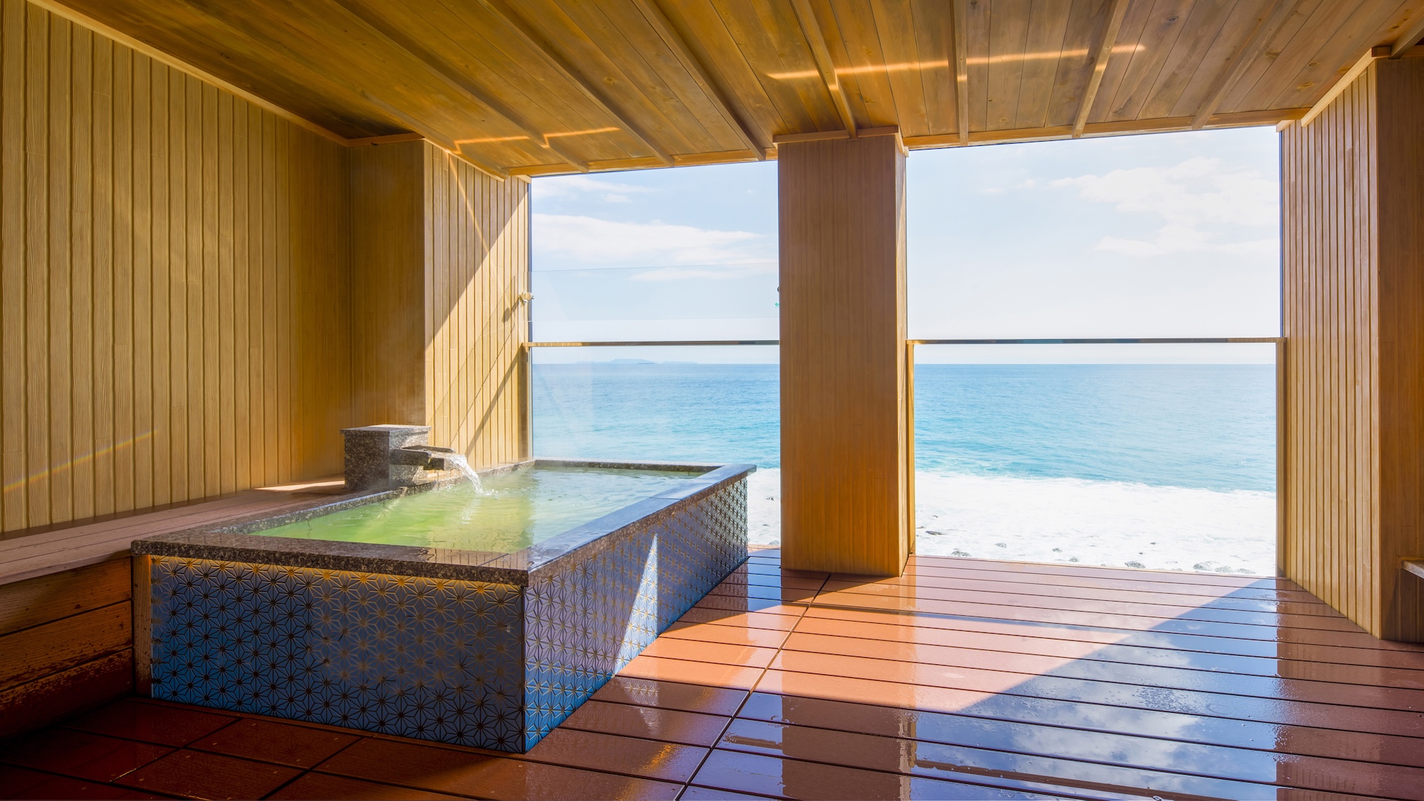 最上階露天風呂付き客室【天神原】の露天風呂