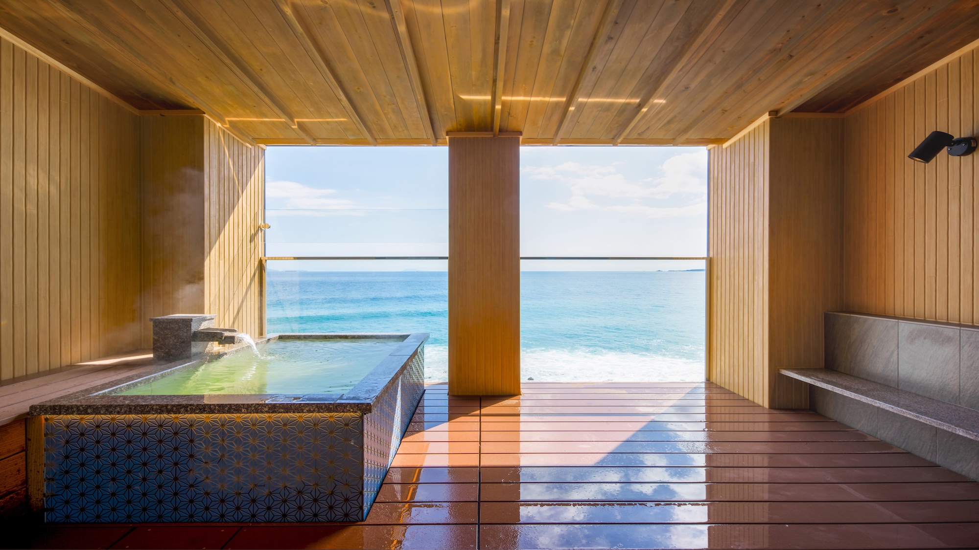 最上階露天風呂付き客室【天神原】の露天風呂