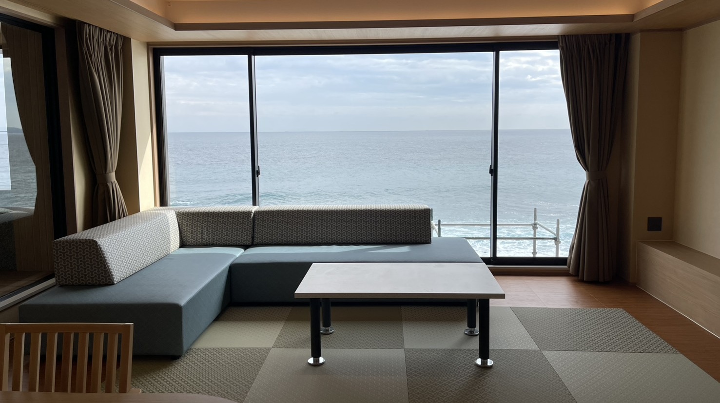 オーシャンビュー露天風呂付きモダンラグジュアリースイートルーム