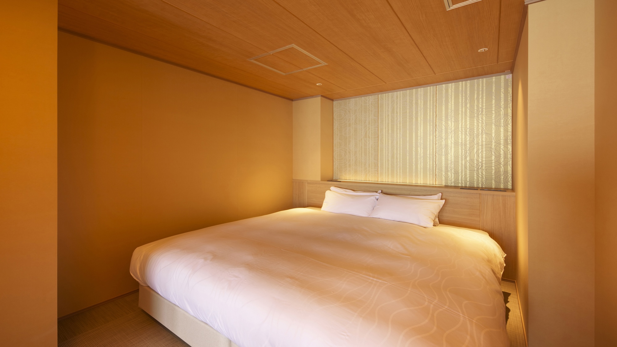 露天風呂付きデラックスルームのベッドルーム（クイーンサイズ）