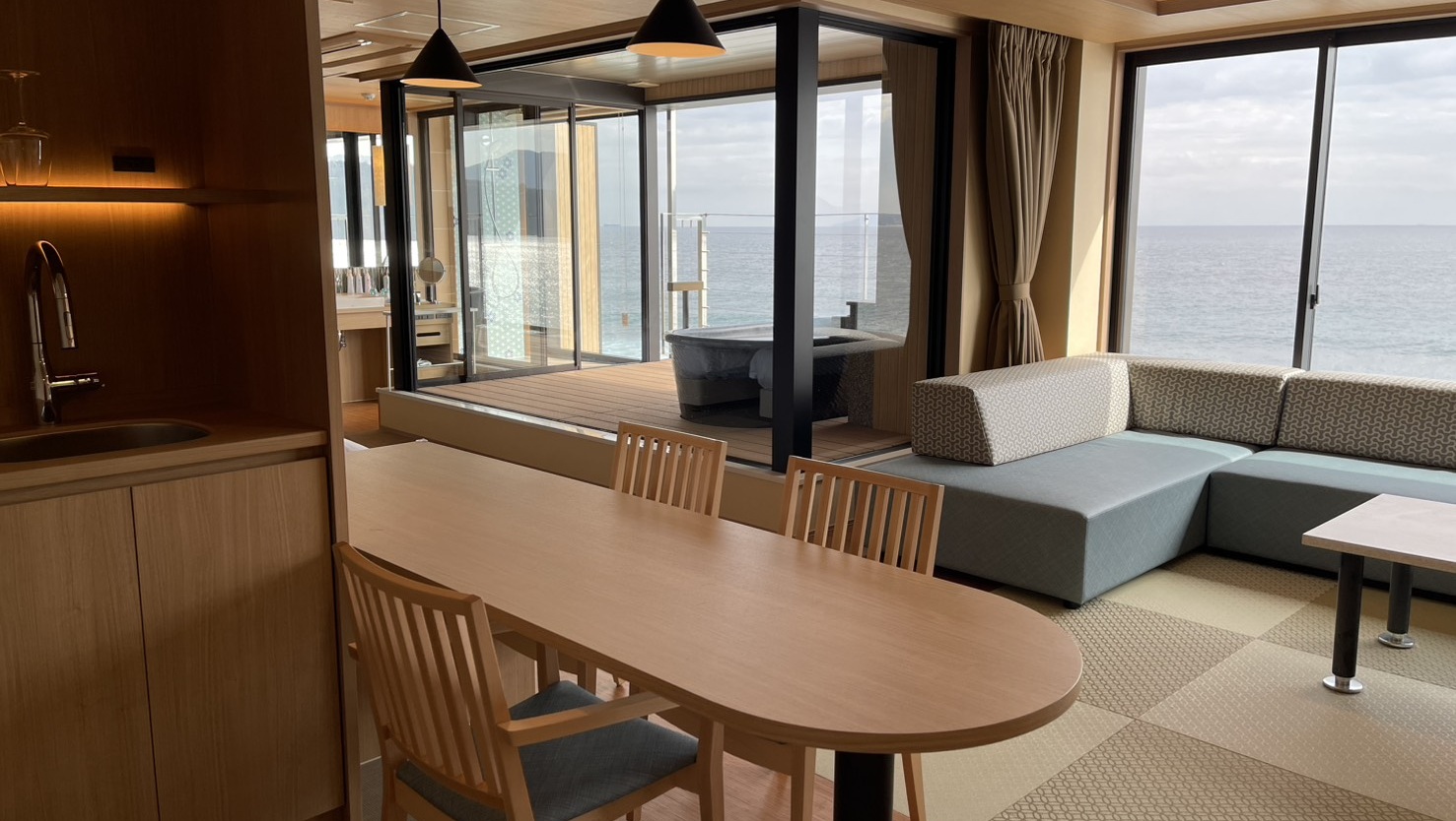 オーシャンビュー露天風呂付きモダンラグジュアリースイートルーム