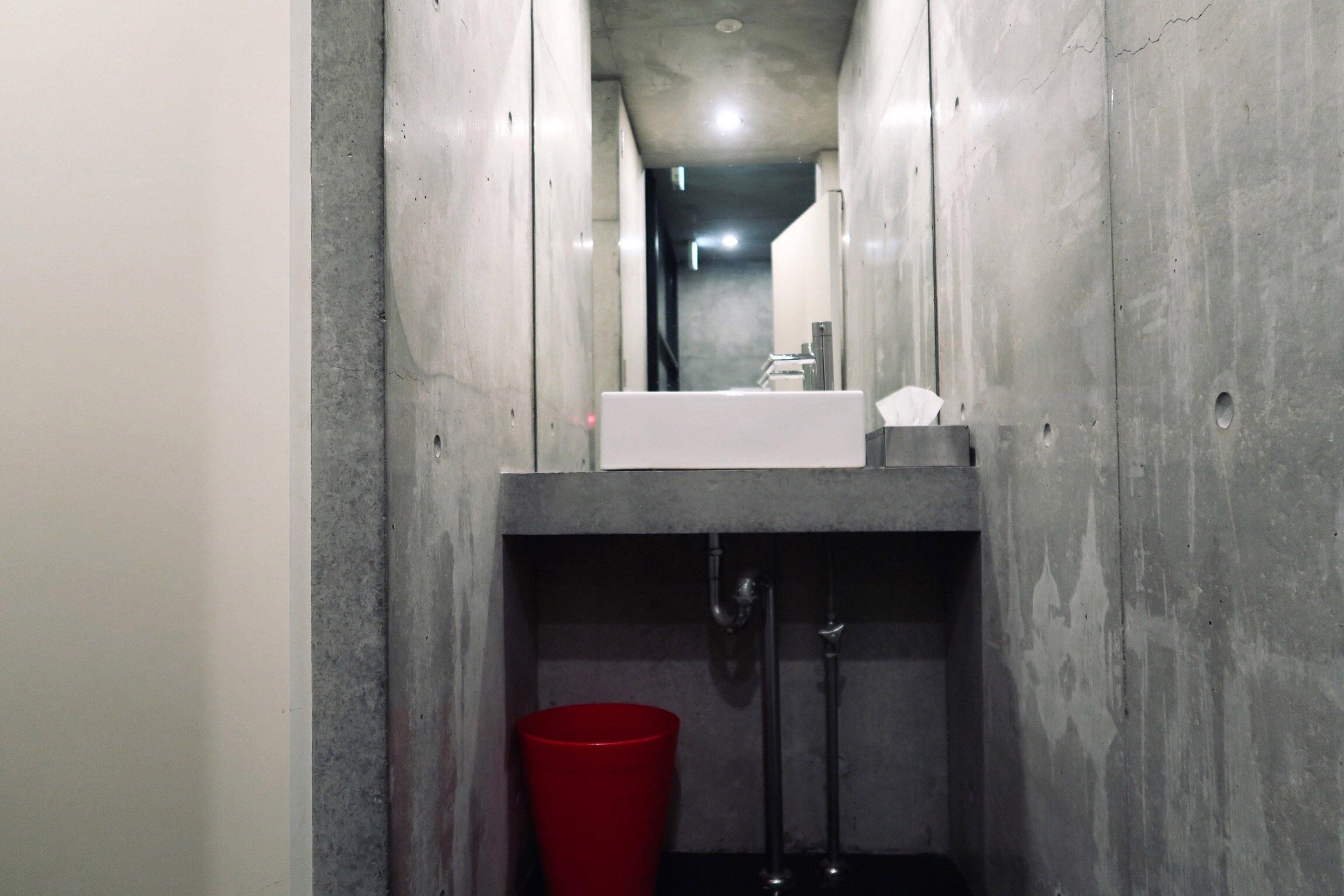 共用の男性専用トイレ、手洗いスペース。
