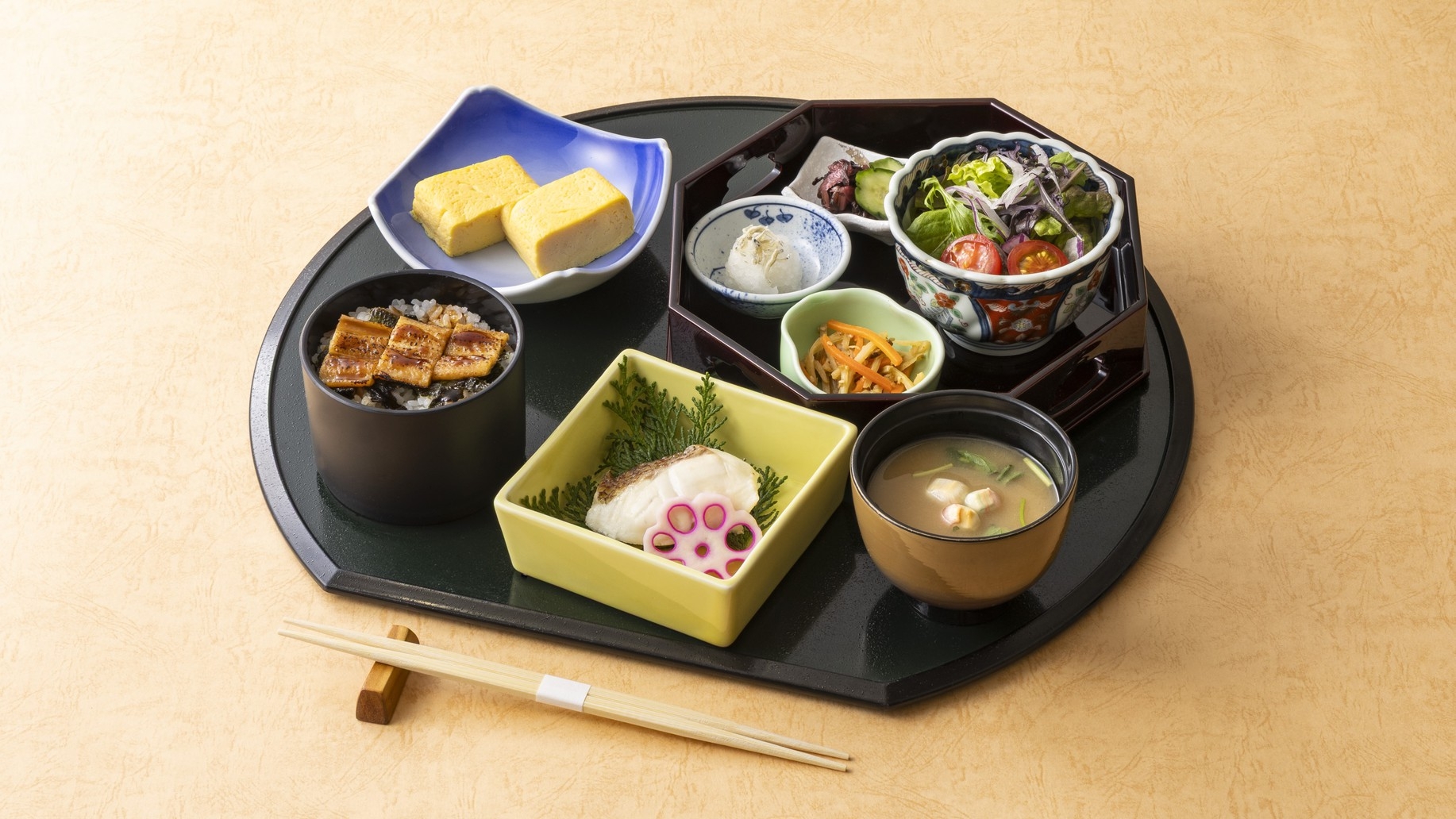 ツインルーム シングルユース　呉湾を一望することができる最上階レストランでの朝食付