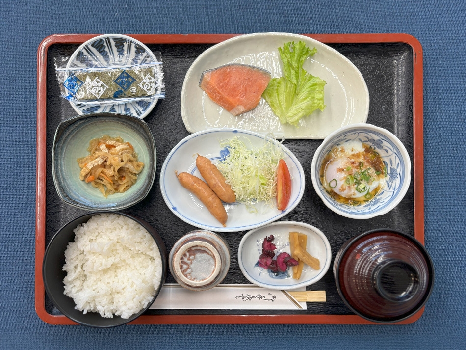 【朝食付きプラン】福井県産コシヒカリを使用した日替わり朝食。