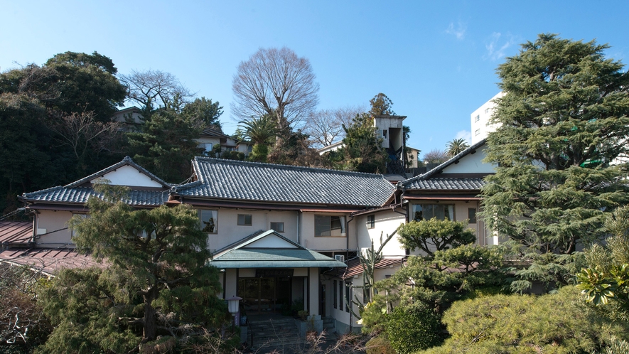 *【外観（昼）】豊かな自然に囲まれており、建物周辺の木々は四季ごとに様々な変化を見せてくれます。