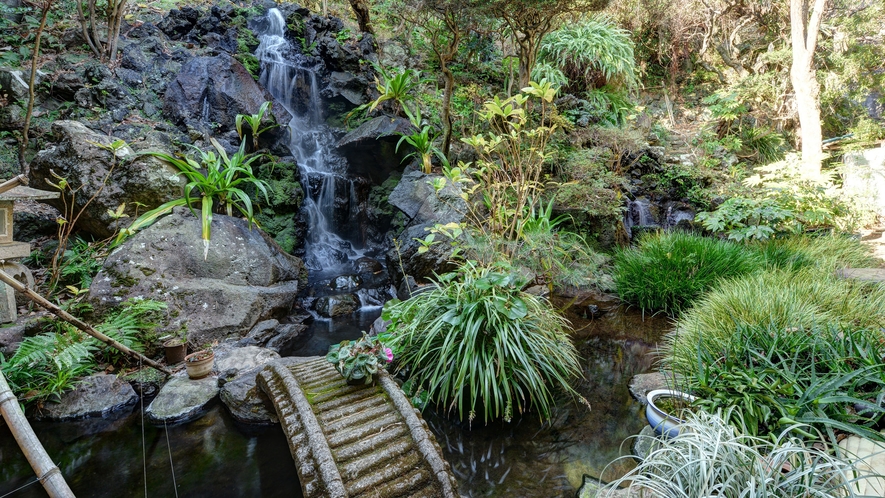 *【庭／湯滝】かけ流しの露天風呂からあふれた温泉は、滝となって庭へ流れ落ちます。