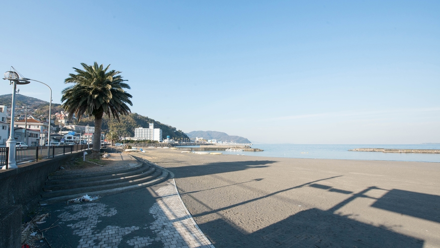 *【伊東オレンジビーチ】伊東海水浴場。夏場は多くの人で賑わいます。（当館より車で3分／徒歩13分）