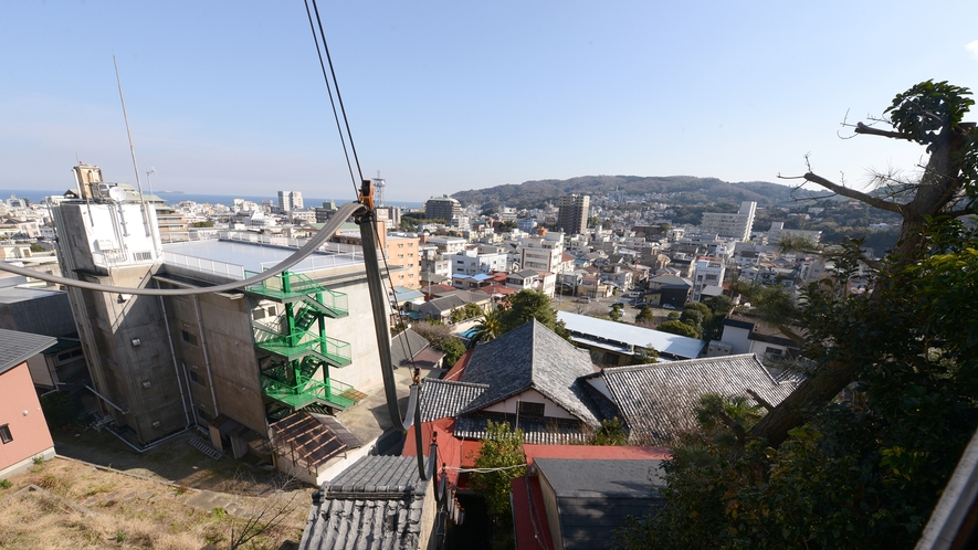 *【登山電車（眺望）】移動中、窓からは伊東市街のほか、遠くに海を見ることもできます。 