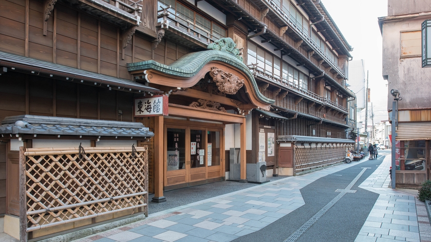 *【東海館】昭和初期の建築様式を残す、木造3階建の旧温泉旅館。（当館より車で2分／徒歩11分）