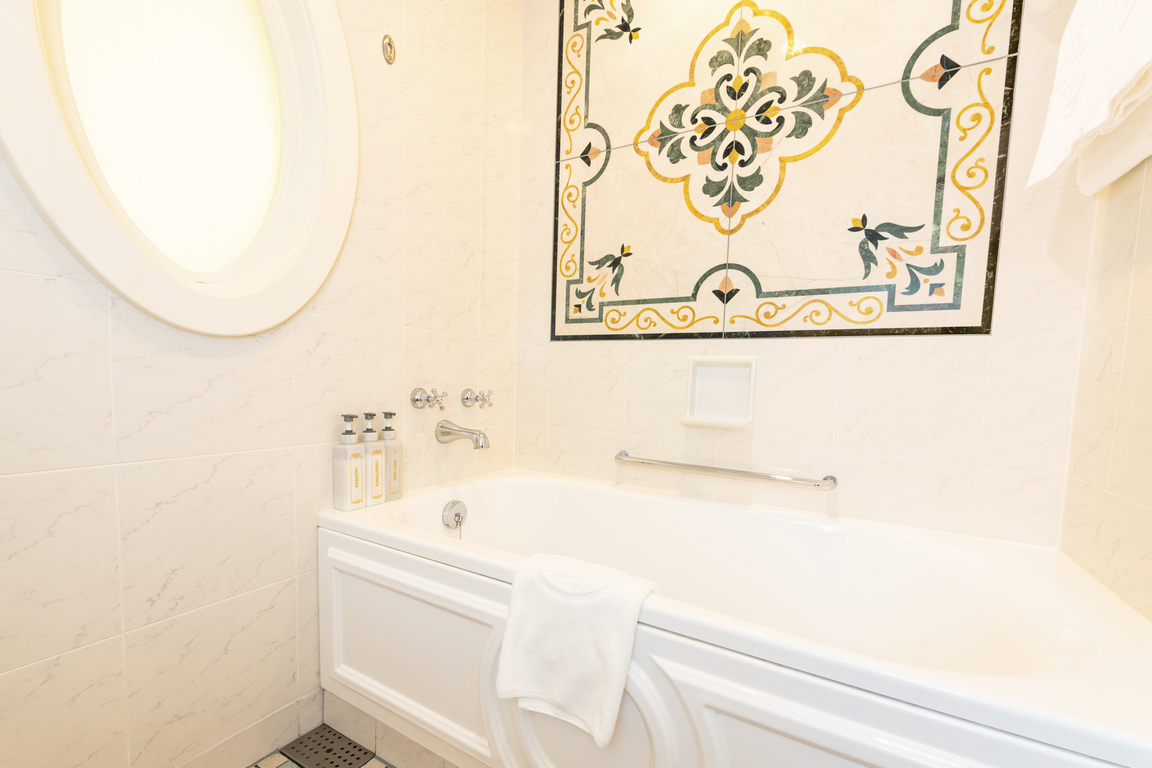 バスルーム(イメージ)　(C)Disney