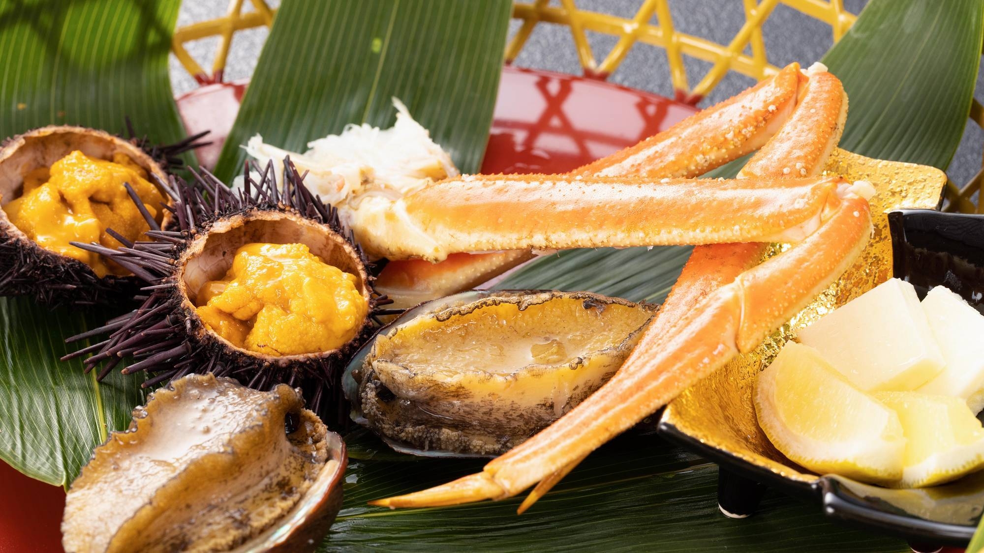 ＜夕朝食個室＞【お料理グレードＵＰ】メインは『蟹・鮑・うにの3種海鮮焼き』！豊かな海の恵みを贅沢に