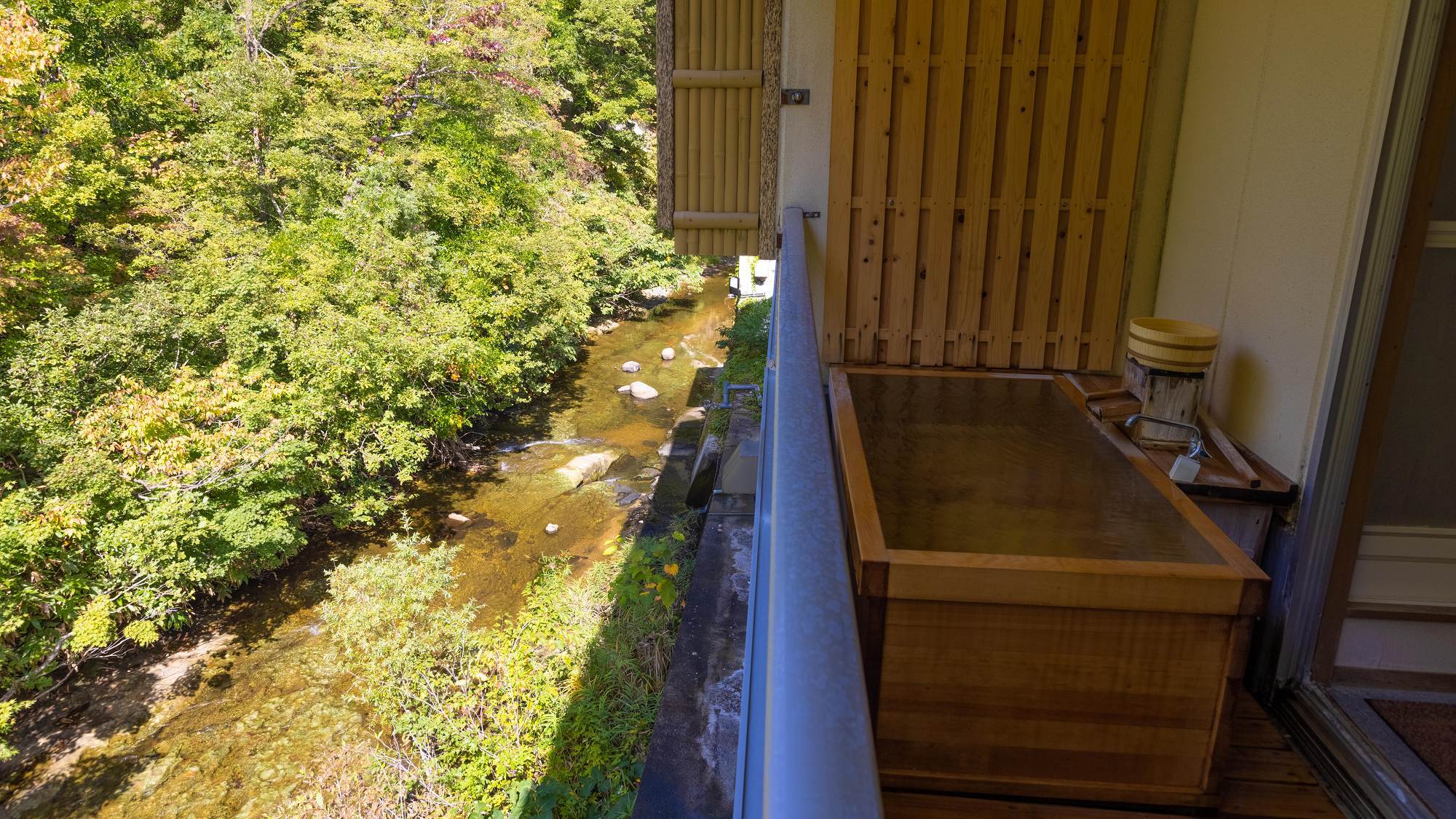 【客室一例】別館露天風呂付き客室(ツイン)…四季の景色は、お部屋の露天風呂でも楽しめます。