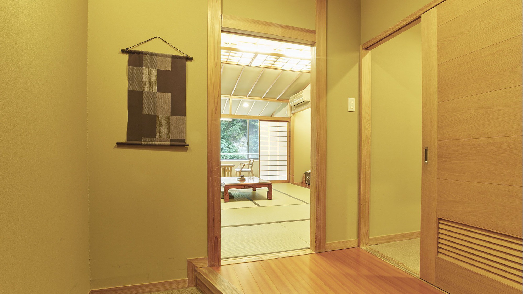 【客室一例】南館客室…渓流沿いのお部屋。明るく清楚な造りの和室です。