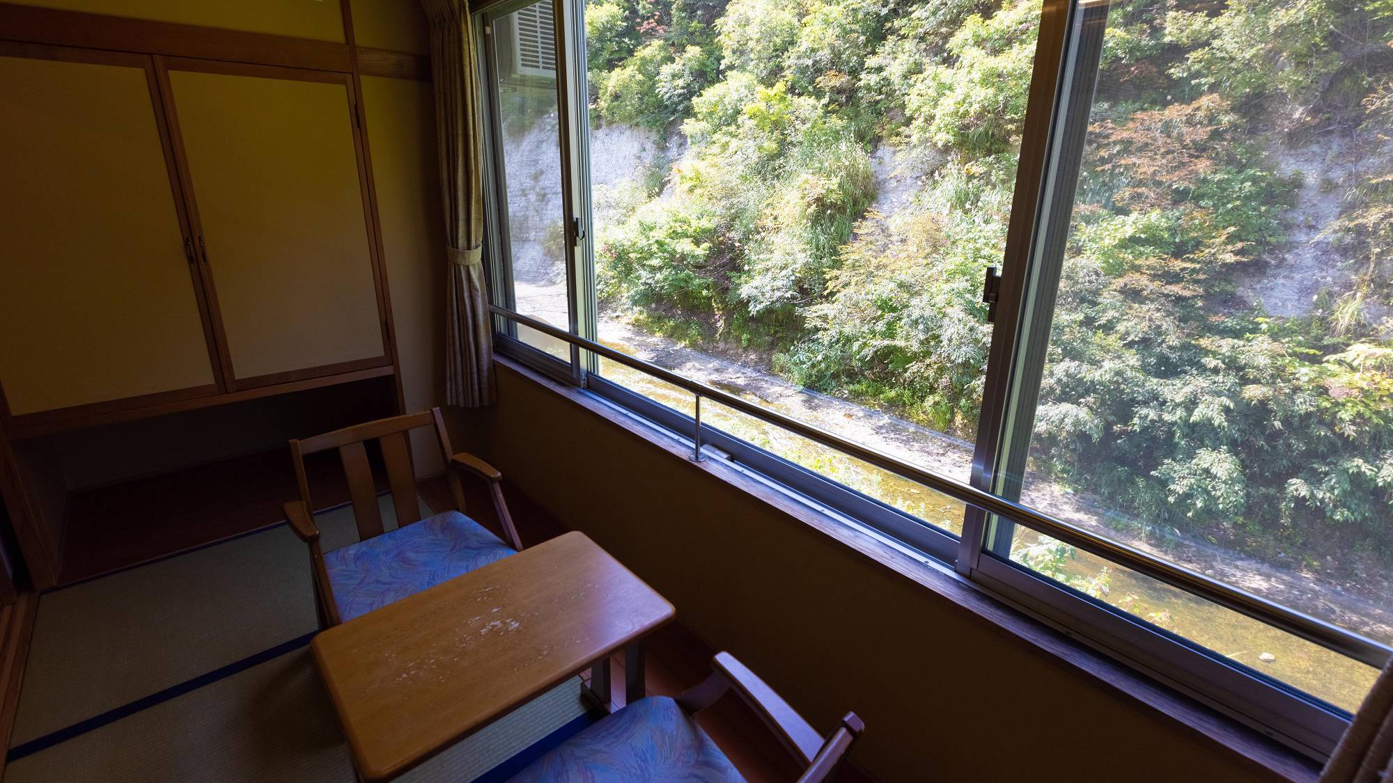 【客室一例】南館客室…渓流沿いのお部屋。川のせせらぎが耳に心地良く、大きな窓は一枚の風景画のよう。