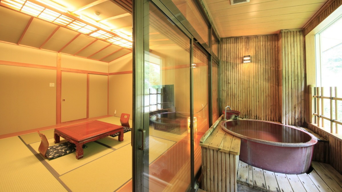 【客室一例】半露天風呂付き客室…陶器製の浴槽が味わいあるお部屋です。もちろん源泉100％掛け流し！