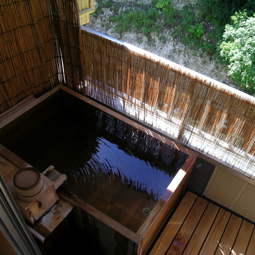 【客室一例】別館露天風呂付き客室(ダブル)…四季折々の景色や川のせせらぎをお楽しみいただけます。