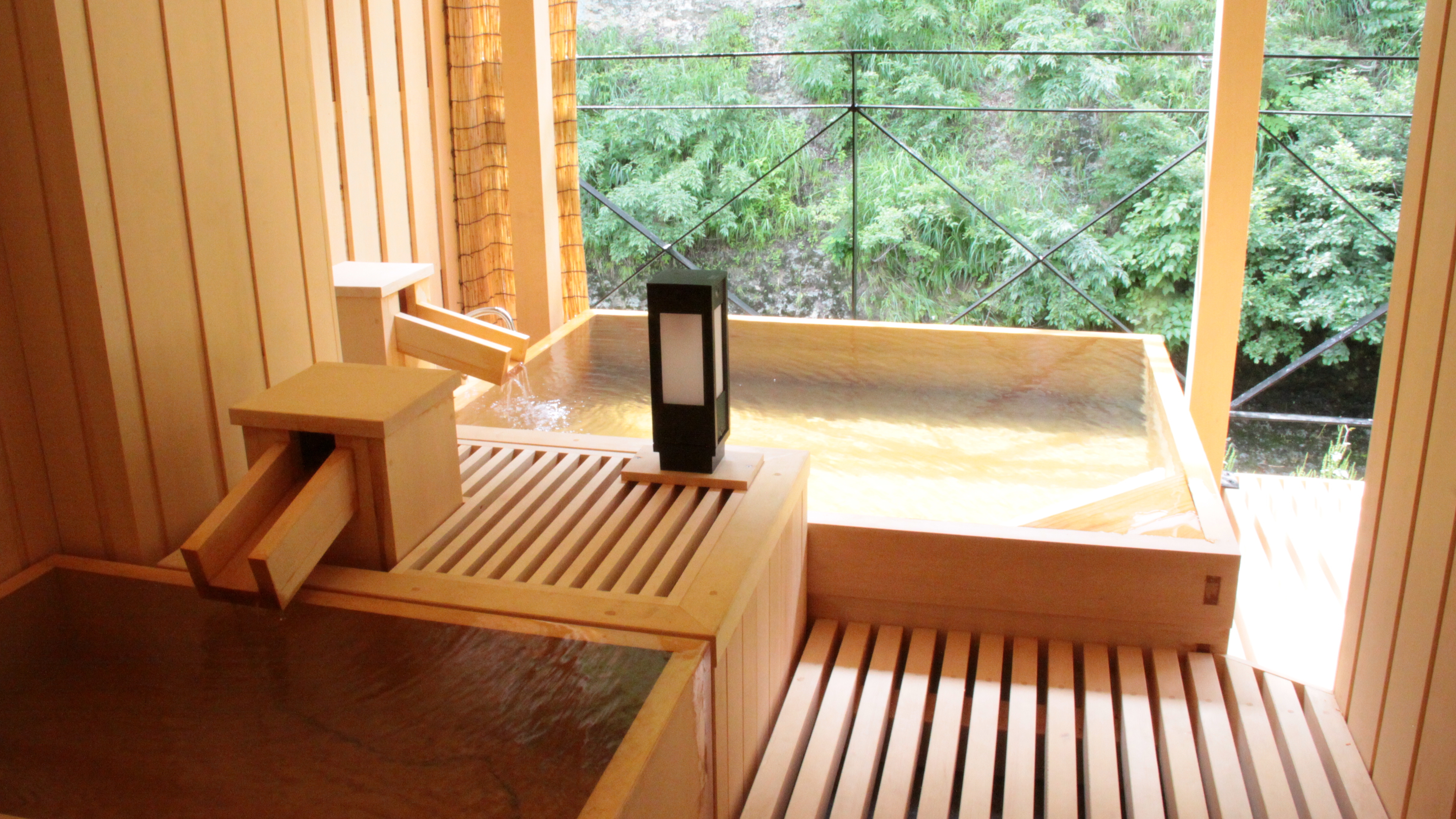 【客室一例】特別室&hellip;広々とした露天風呂は特別室ならでは。手足を思いきり伸ばして存分にご堪能ください