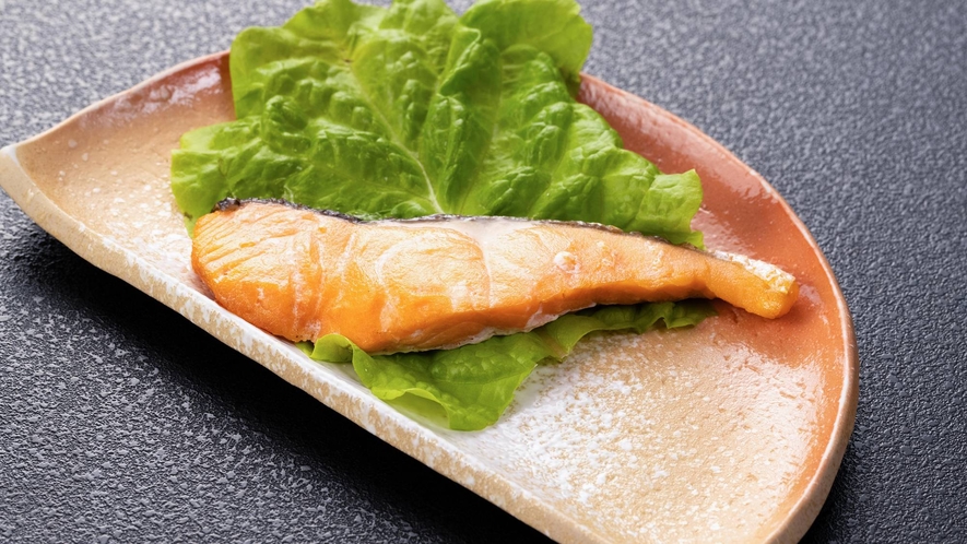 【ご朝食一例】選べる5種のメイン料理…鮭の塩焼き