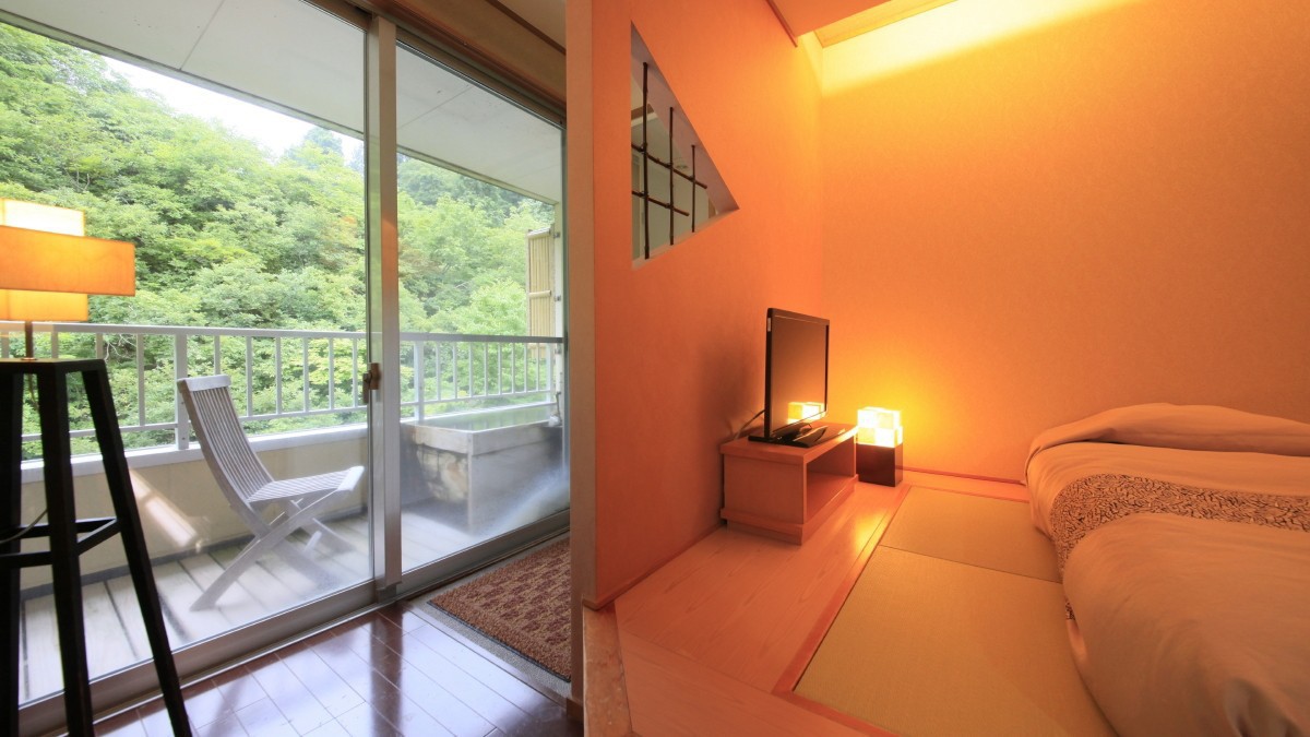 【客室一例】別館露天風呂付き客室(ツイン)&hellip;和モダンな雰囲気のお部屋はどの季節にも映えます