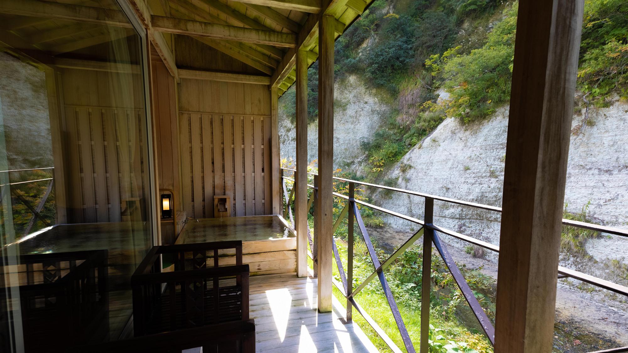 【客室一例】特別室&hellip;露天風呂の横にはテラスを完備。季節の風景や夜風に癒されてくださいませ。