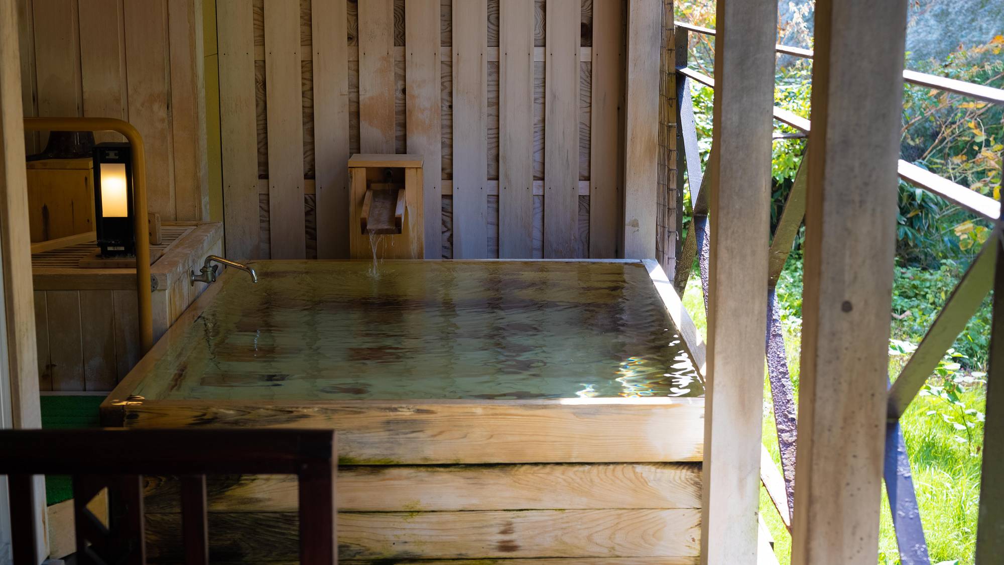 【客室一例】特別室&hellip;青森ヒバの湯舟が肌に優しい露天風呂。客室付風呂としては「破格の広さ」が自慢です。