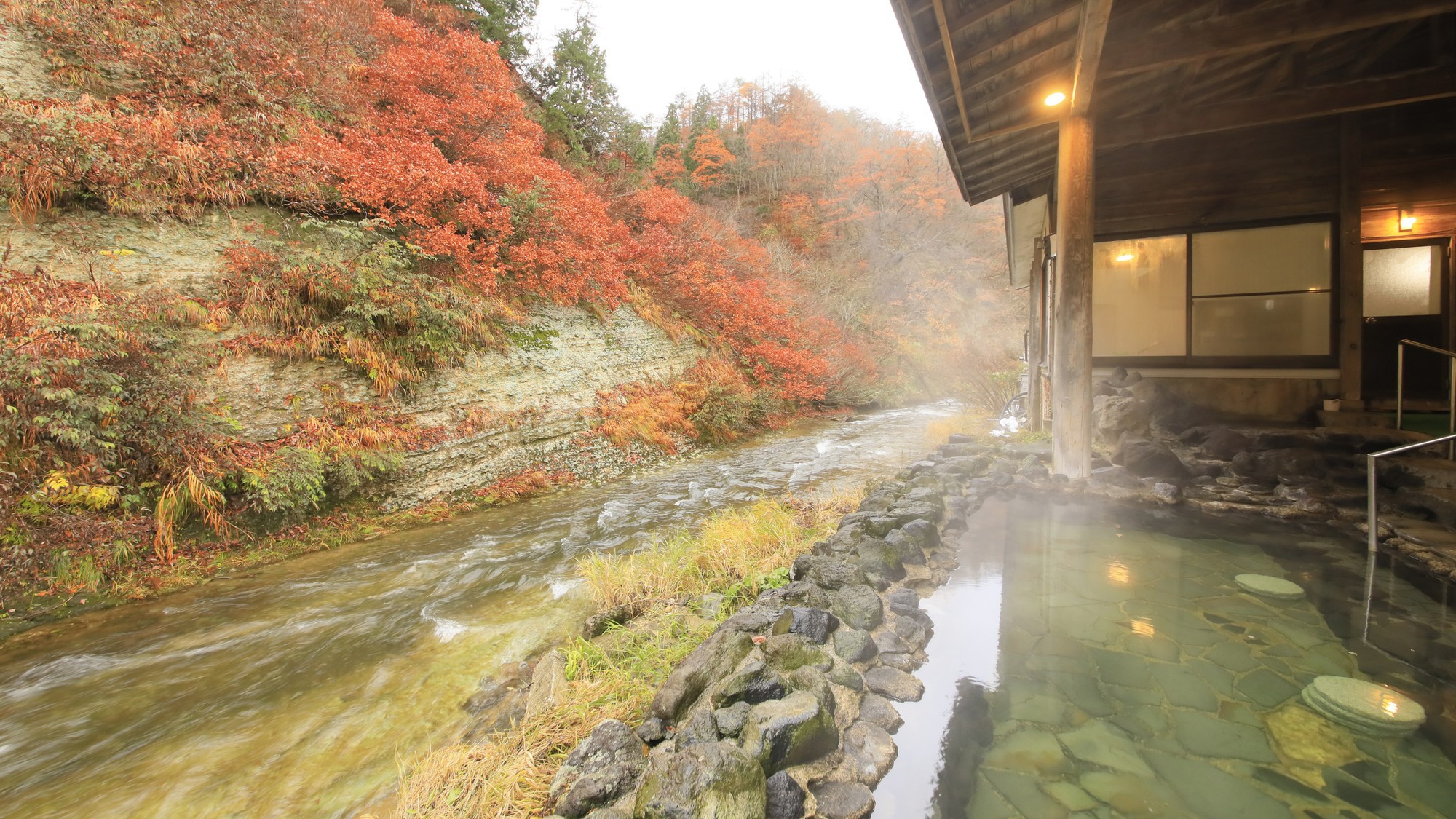 【男性露天風呂】心地よい秋風、川のせせらぎに癒されながら、ゆったりとご入浴ください。