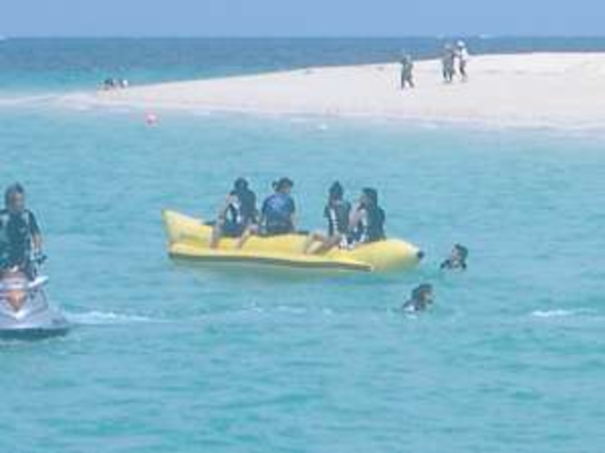 近くは前浜ビーチ、この時期海水浴で大賑わい。