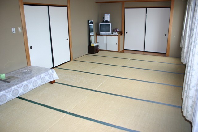 Japanese-style room (J2)