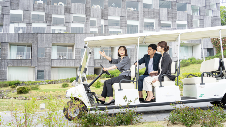 【カート】館内の移動の際はホテルスタッフの運転するカートで送迎いたします。