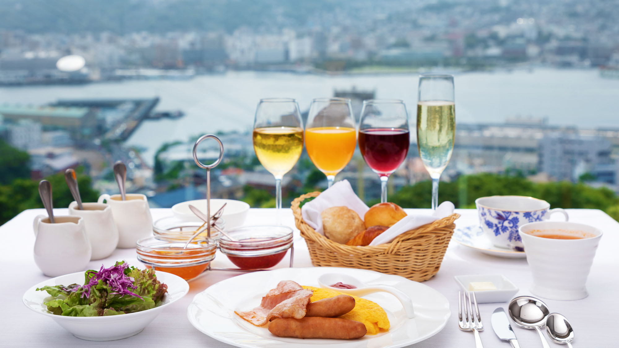 【朝食】長崎港を望む窓からの優しい光、乾杯ではじまる非日常な休日